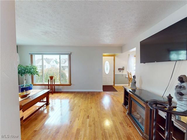 317 E 330th Street, Willowick, OH 44095