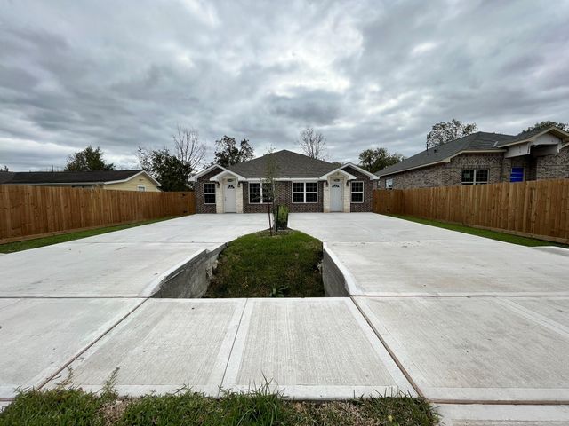 5706 Howell Street A, Houston, TX 77032
