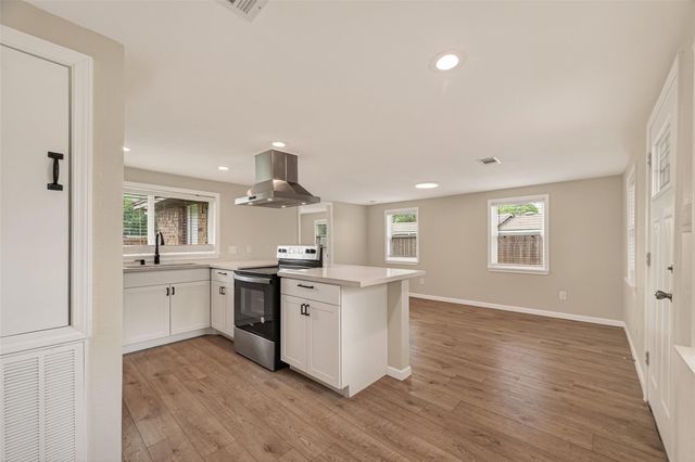 521 N Vionett Lane, Texas City, TX 77591