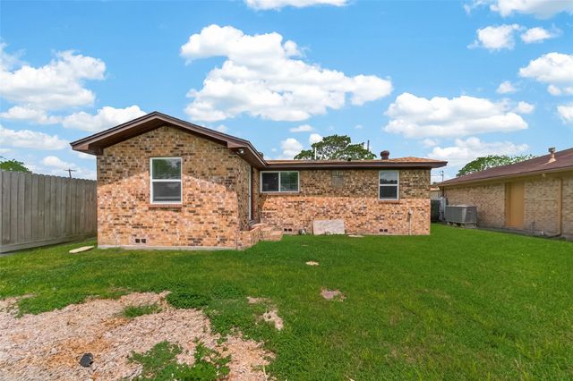 521 N Vionett Lane, Texas City, TX 77591