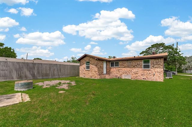 521 N Vionett Lane, Texas City, TX 77591