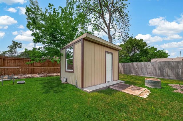 521 N Vionett Lane, Texas City, TX 77591