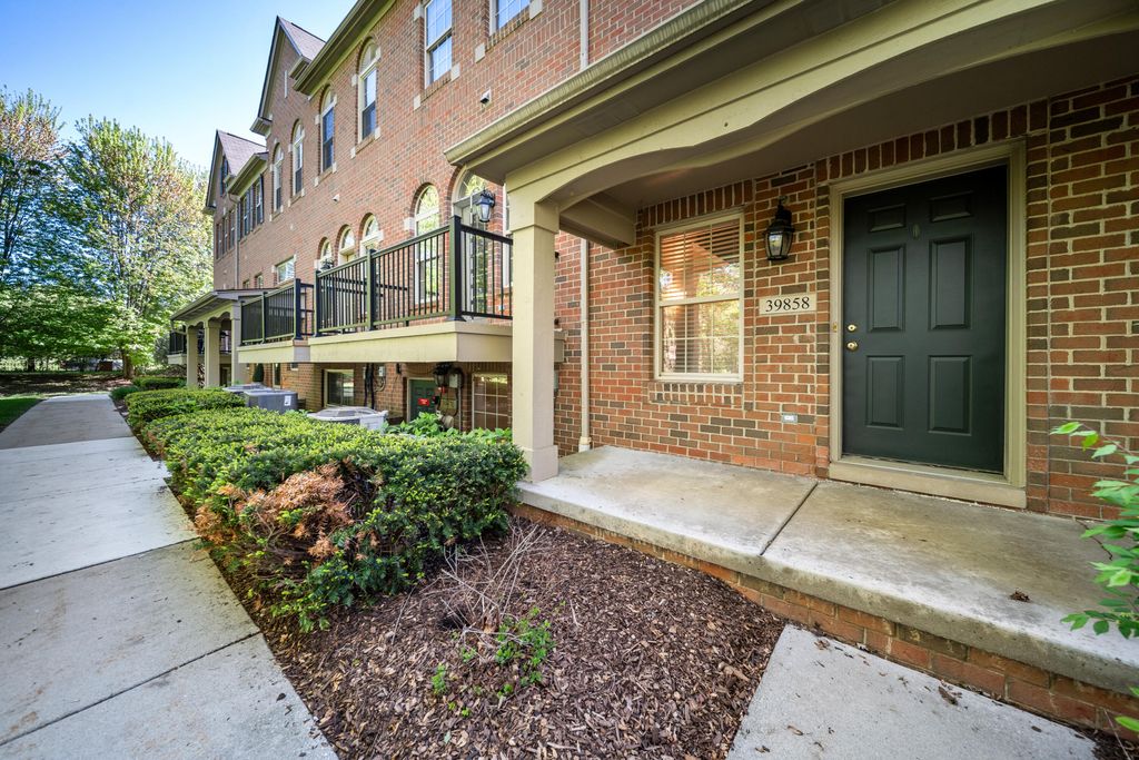 39858 Rockcrest Circle, Northville, MI 48168