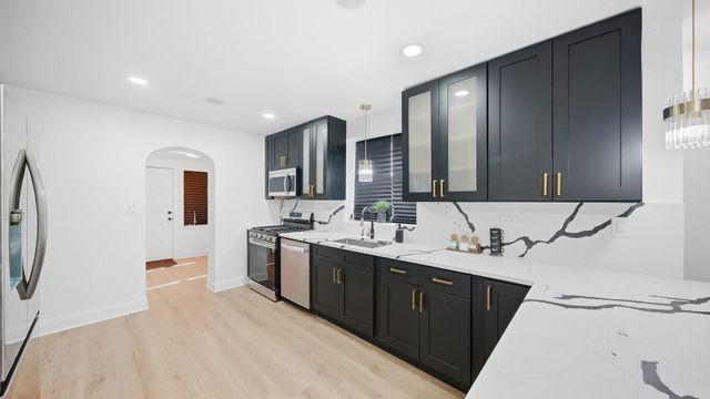 8257 S Blackstone Avenue, Chicago, IL 60619