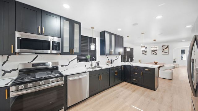 8257 S Blackstone Avenue, Chicago, IL 60619