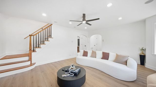 8257 S Blackstone Avenue, Chicago, IL 60619