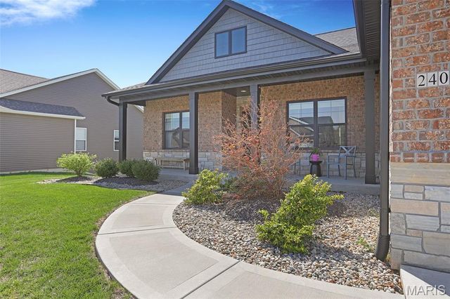 240 Meridian Oaks Drive, Glen Carbon, IL 62034