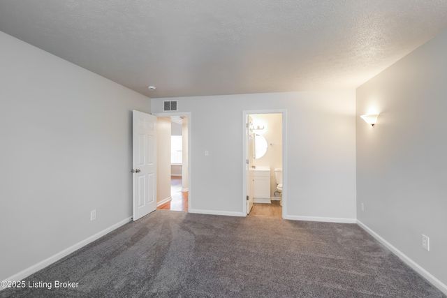 8007 Apple Valley Dr, Louisville, KY 40228