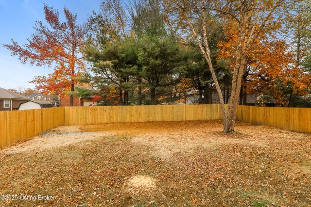 8007 Apple Valley Dr, Louisville, KY 40228