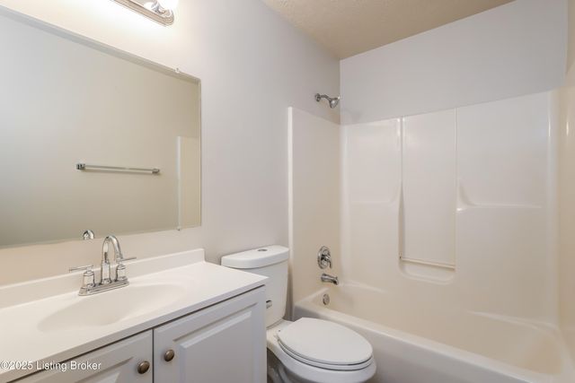 8007 Apple Valley Dr, Louisville, KY 40228