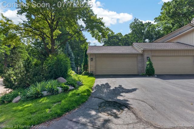 1148 Hillpointe Circle 74, Bloomfield Charter Township, MI 48304