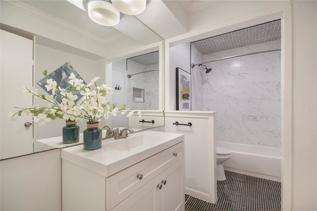 7712 Royal Lane 209, Dallas, TX 75230