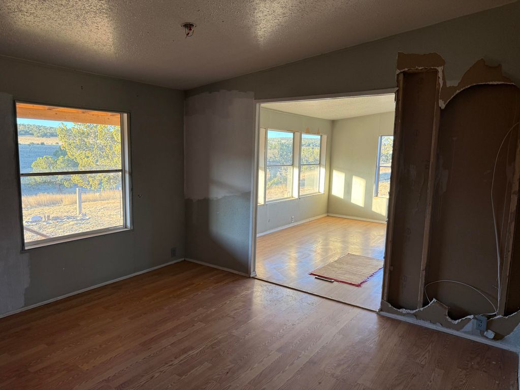 Image 3 of property listing at 132 V-Hill Road, Edgewood, NM 87015