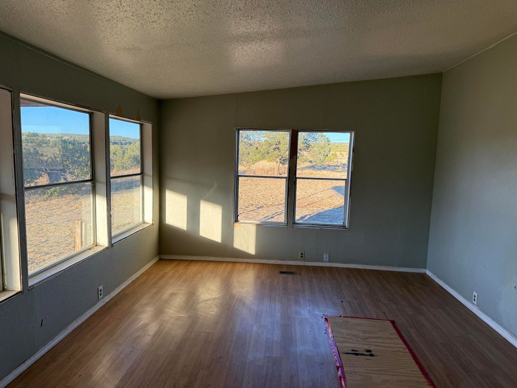 Image 4 of property listing at 132 V-Hill Road, Edgewood, NM 87015