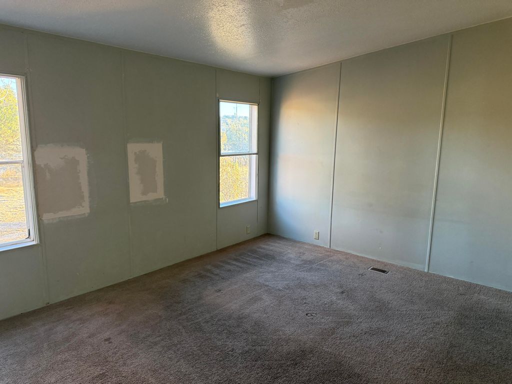 Image 6 of property listing at 132 V-Hill Road, Edgewood, NM 87015