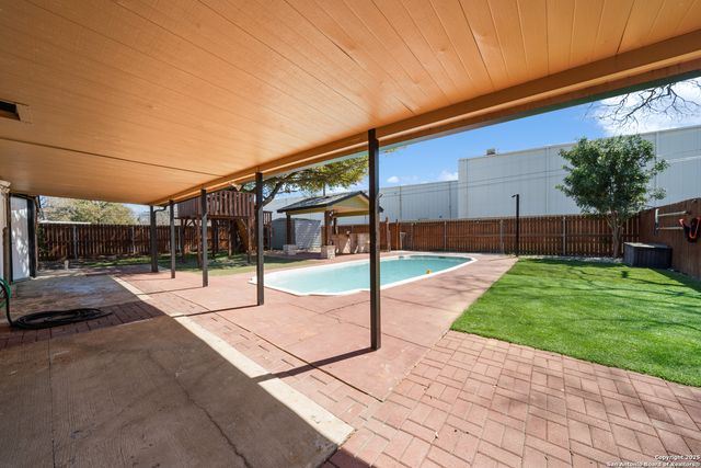 5110 Village Row Dr, San Antonio, TX 78218