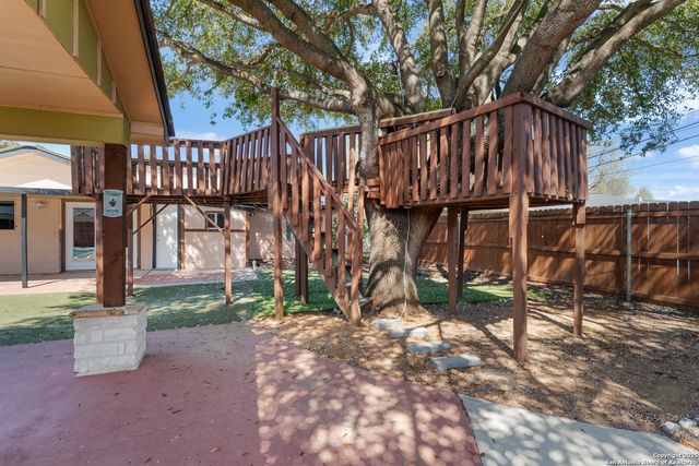 5110 Village Row Dr, San Antonio, TX 78218