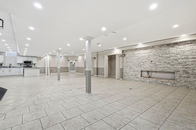 49750 Golden Lake Drive, Shelby Charter Township, MI 48315