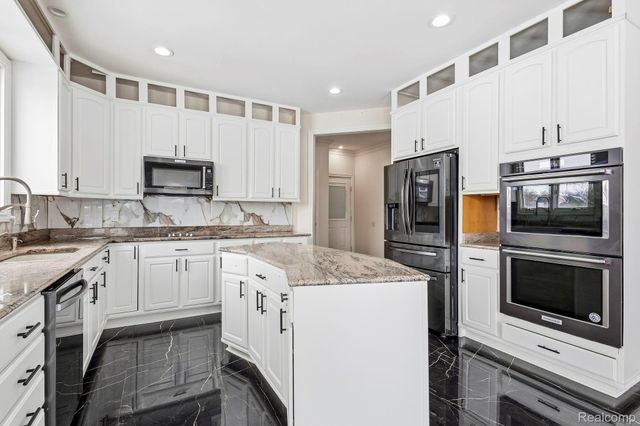 49750 Golden Lake Drive, Shelby Charter Township, MI 48315