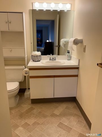 75 Washington Avenue 2-111, Hamden, CT 06518
