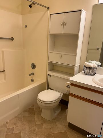 75 Washington Avenue 2-111, Hamden, CT 06518