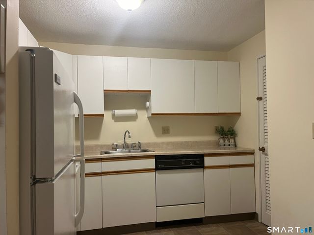 75 Washington Avenue 2-111, Hamden, CT 06518