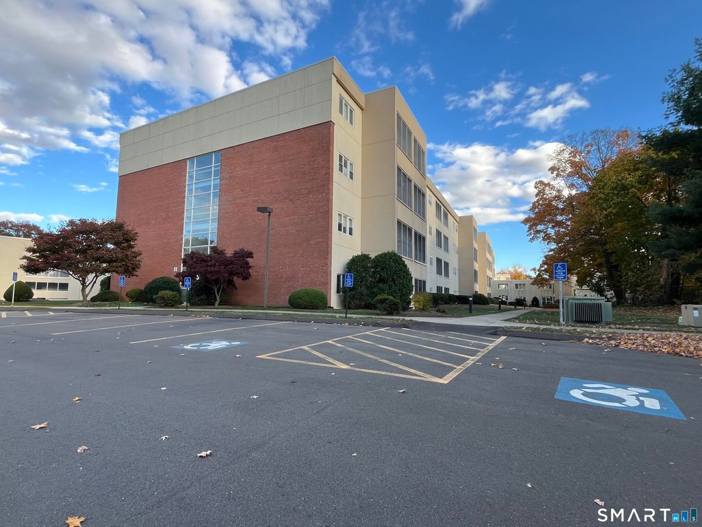 75 Washington Avenue 2-111, Hamden, CT 06518