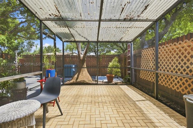 2221 Buttonwood Ave, Pembroke Pines, FL 33026