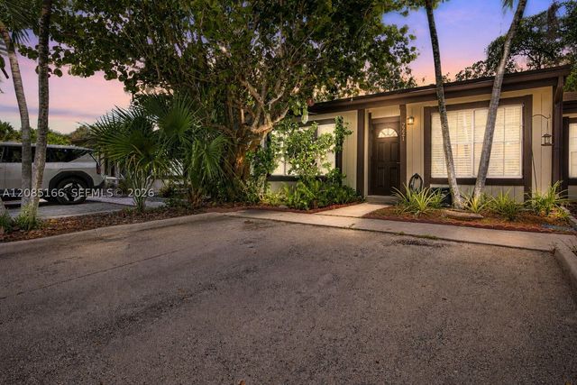 2221 Buttonwood Ave, Pembroke Pines, FL 33026