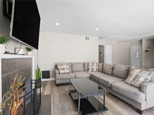 952 E La Verne, Pomona, CA 91767