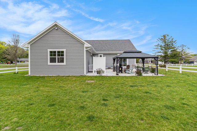 5407 W Sioux Road, Pentwater, MI 49449