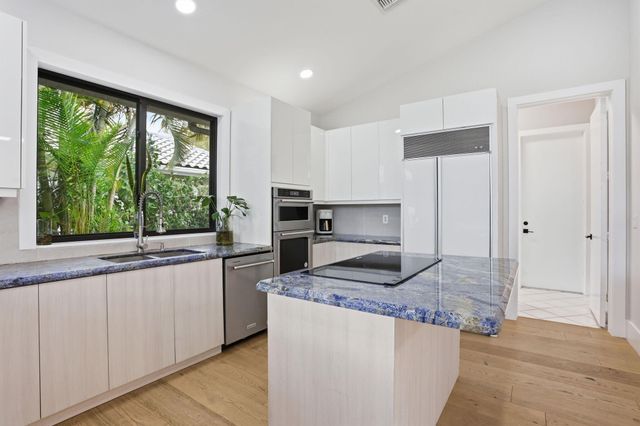 11180 Isle Brook Court, Wellington, FL 33414