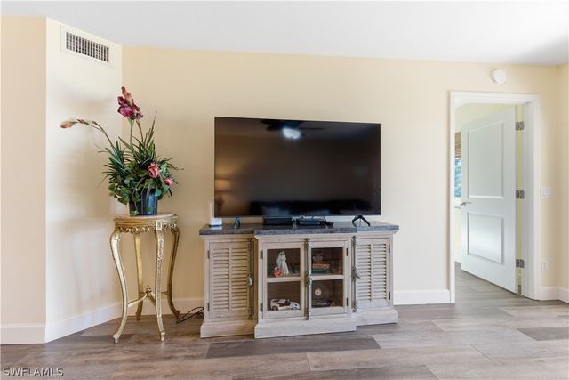 7736 Jewel LN W103, Naples, FL 34109