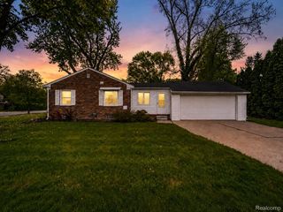 2423 Crooks Road, Royal Oak, MI 48073