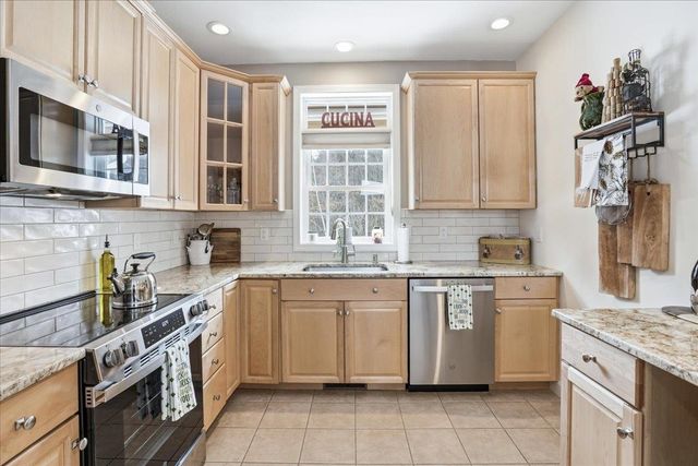 74 Old Stage Road, Litchfield, NH 03052