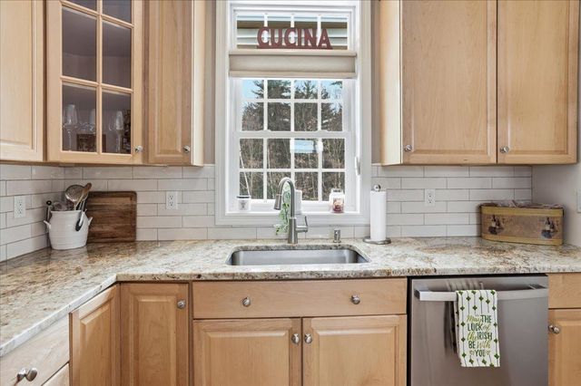 74 Old Stage Road, Litchfield, NH 03052