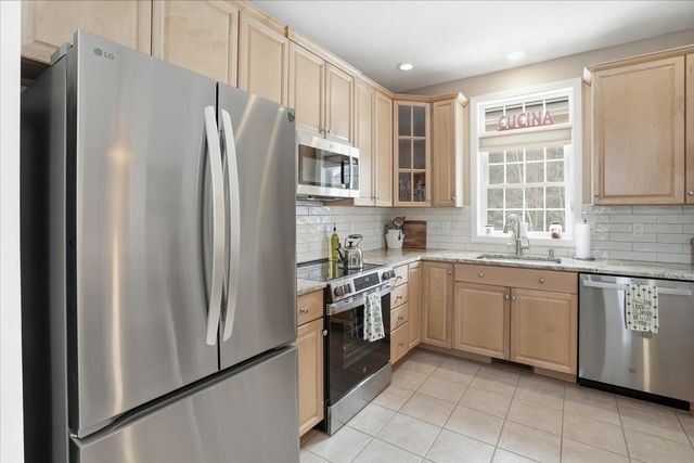 74 Old Stage Road, Litchfield, NH 03052