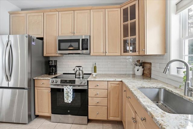 74 Old Stage Road, Litchfield, NH 03052