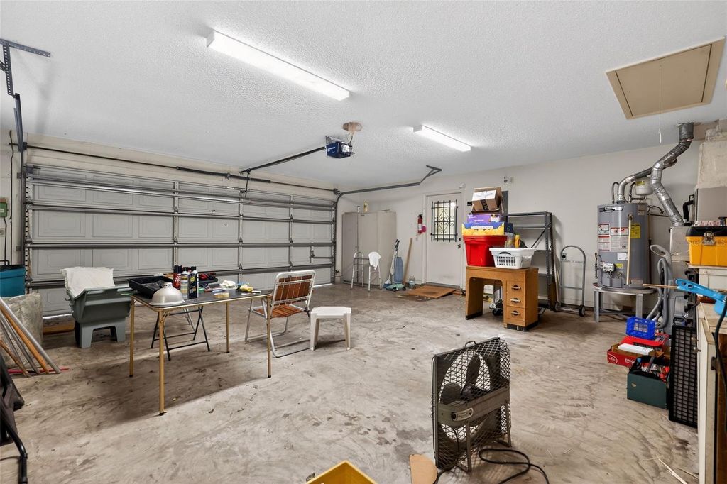 Image 11 of property listing at 2011 NE 10TH STREET, Ocala, FL 34470