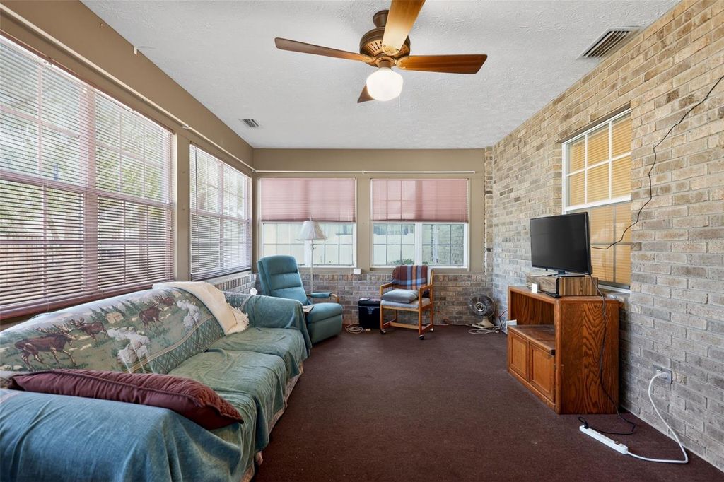 Image 14 of property listing at 2011 NE 10TH STREET, Ocala, FL 34470