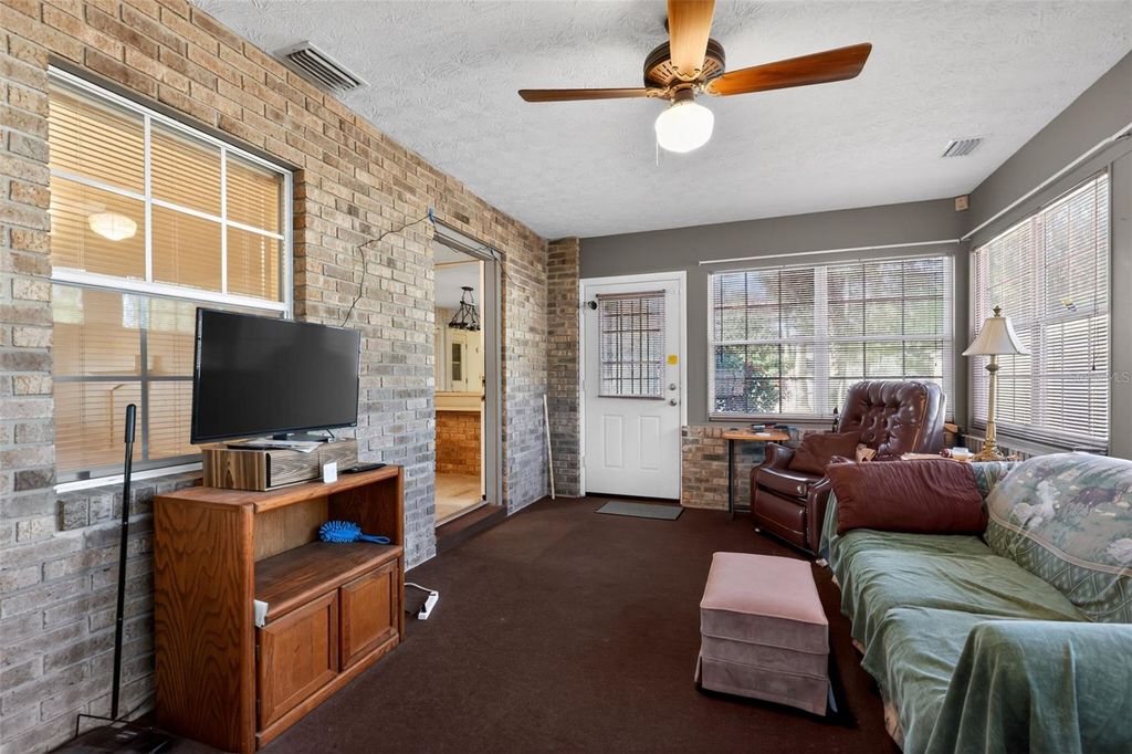 Image 16 of property listing at 2011 NE 10TH STREET, Ocala, FL 34470