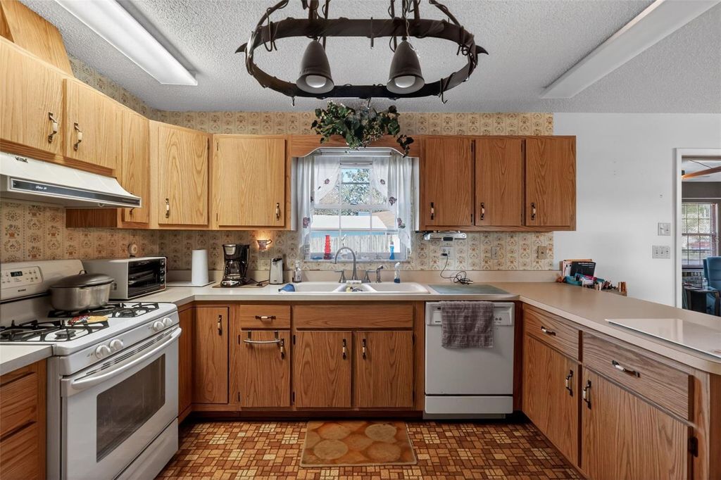 Image 17 of property listing at 2011 NE 10TH STREET, Ocala, FL 34470