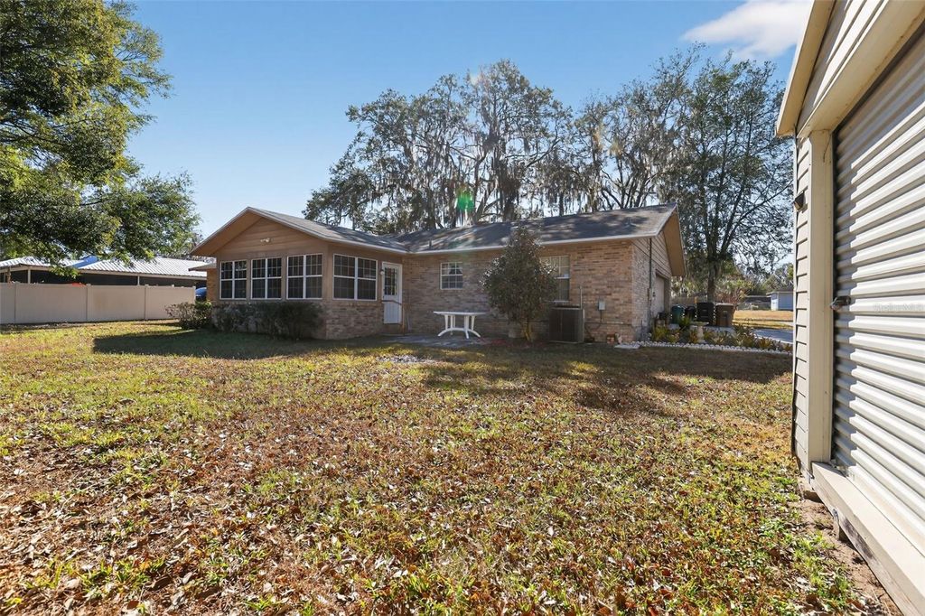 Image 3 of property listing at 2011 NE 10TH STREET, Ocala, FL 34470