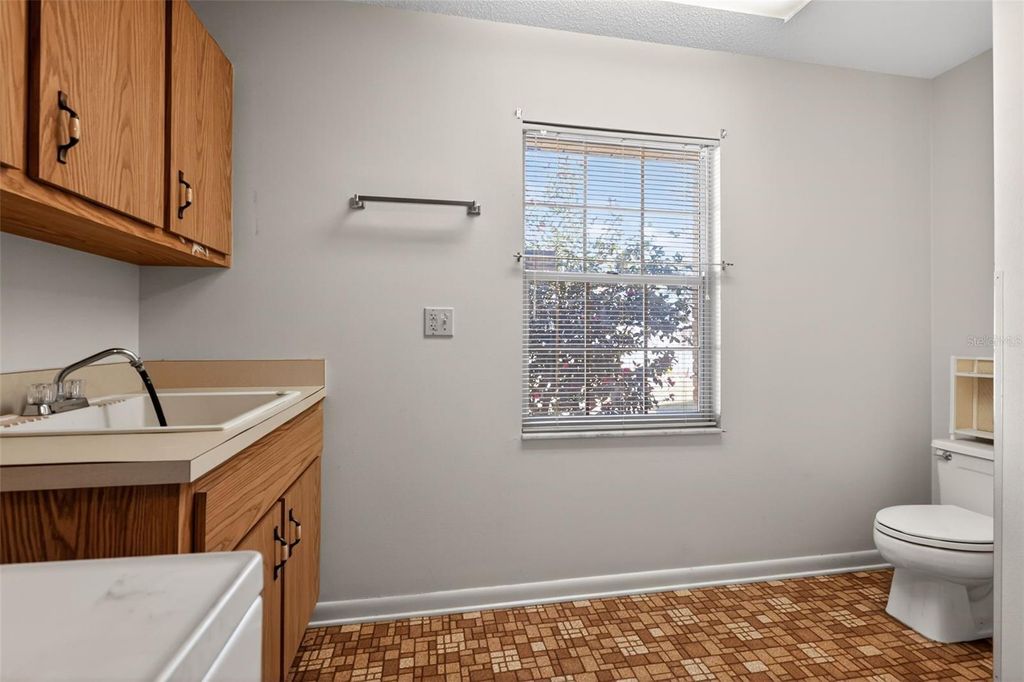 Image 26 of property listing at 2011 NE 10TH STREET, Ocala, FL 34470