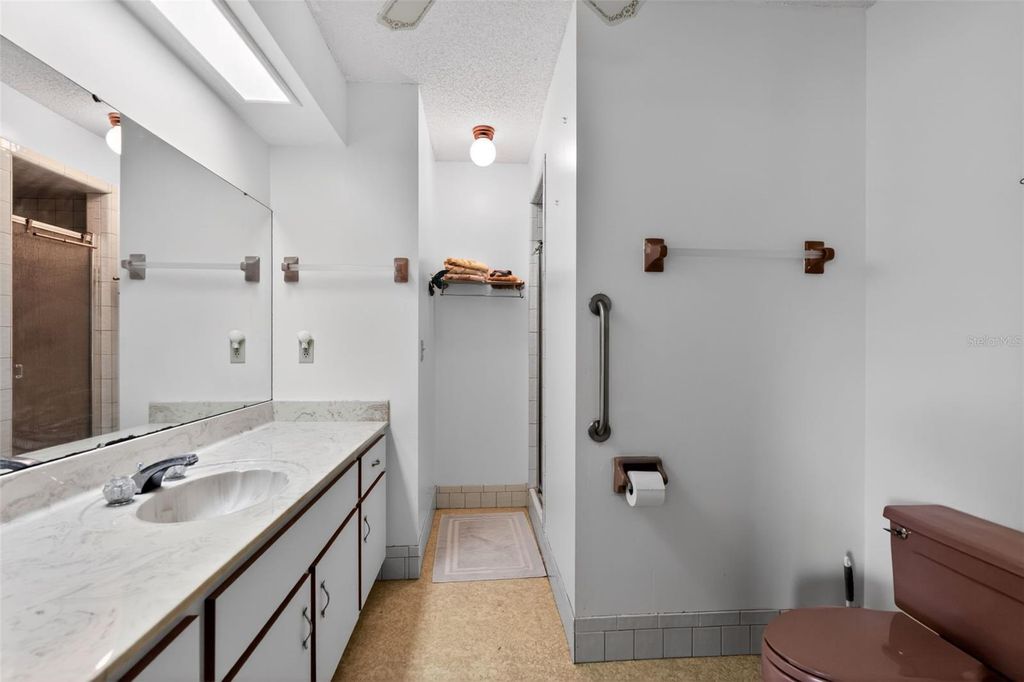 Image 27 of property listing at 2011 NE 10TH STREET, Ocala, FL 34470