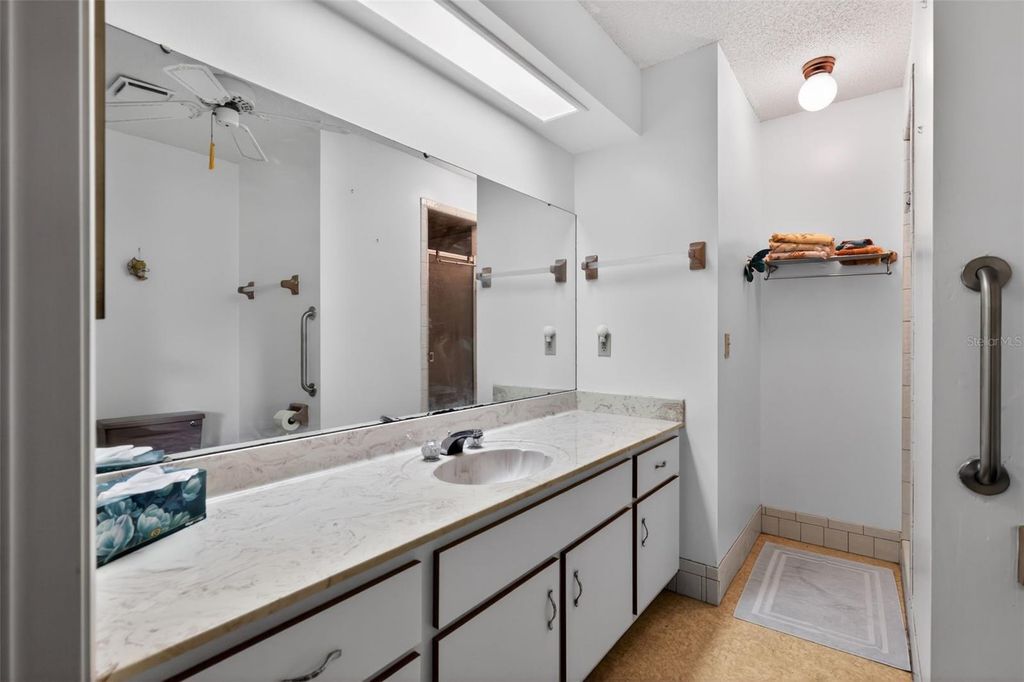 Image 29 of property listing at 2011 NE 10TH STREET, Ocala, FL 34470