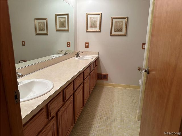 37631 Douglas Court, Sterling Heights, MI 48310