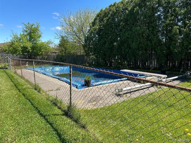 37631 Douglas Court, Sterling Heights, MI 48310