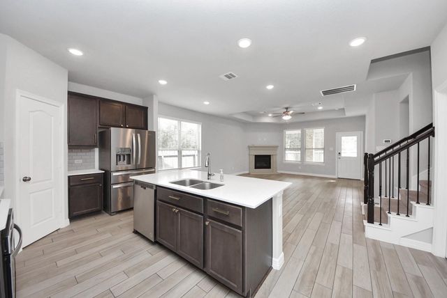 196 Chestnut Meadow Drive, Conroe, TX 77384