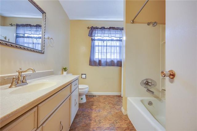 3421 W 10th Place, Lawrence, KS 66049